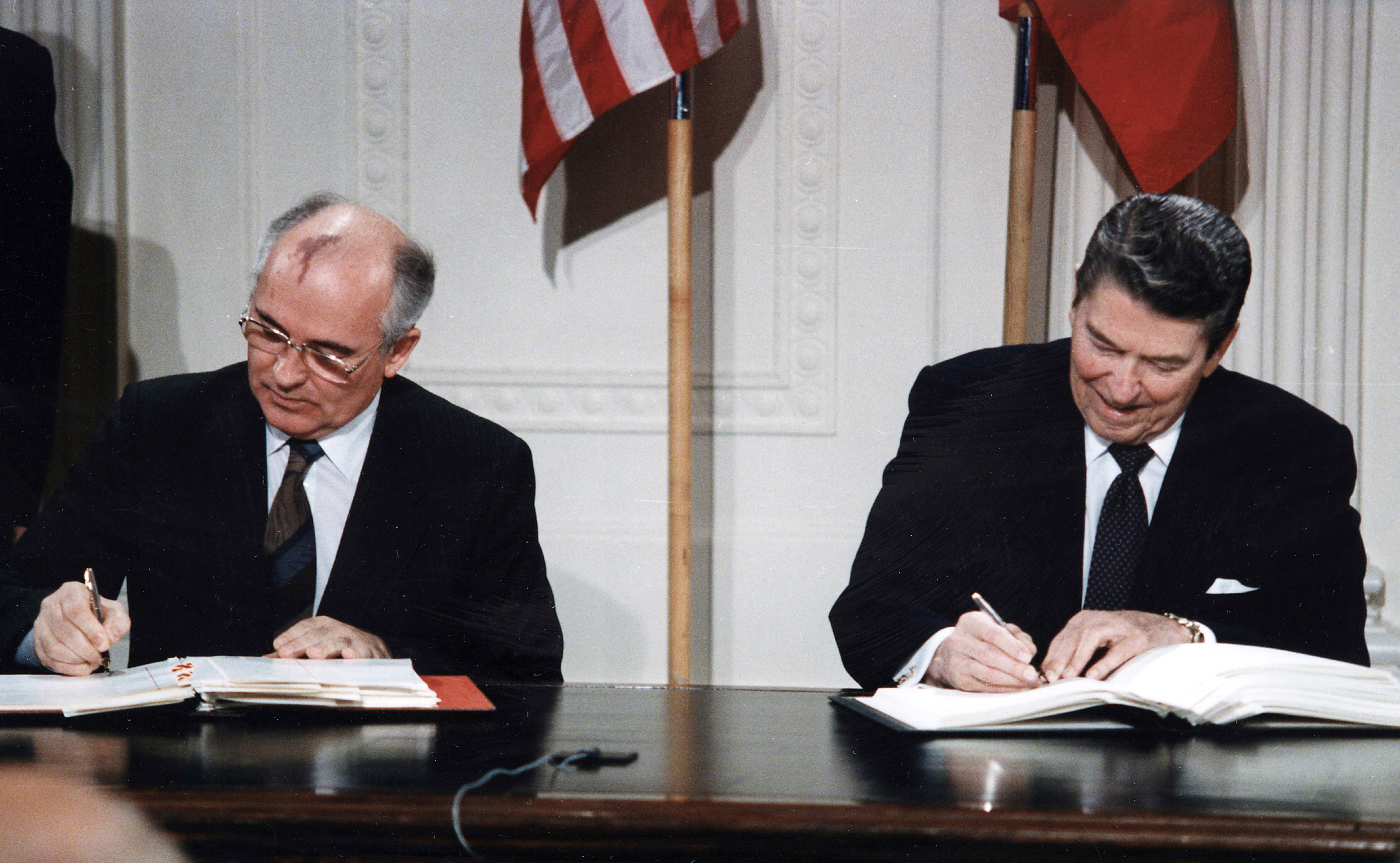 Mikhaïl Gorbatchev et Ronald Reagan signent le traité INF en 1987